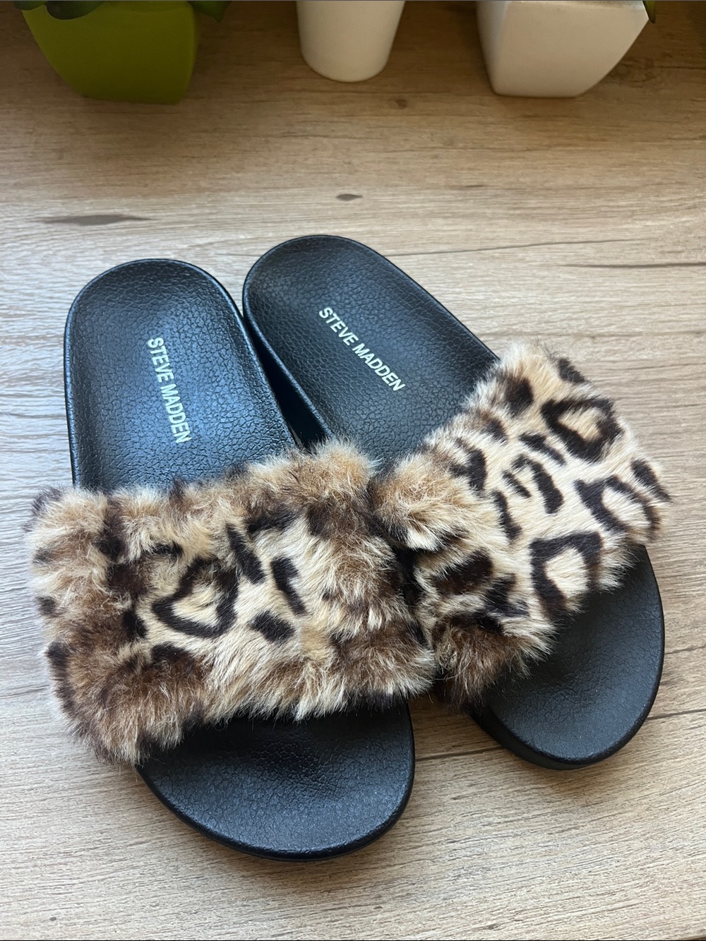Steve Madden women’s size 5 Black Slides with Leopard Faux Fur Strap